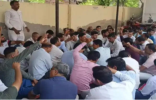 महेंद्रगढ़ में बिजली कर्मचारियों ने किया प्रदर्शन, हड़ताल की चेतावनी