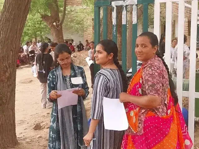 कड़े सुरक्षा बंदोबस्त के बीच शुरू हई सीनियर टीचर भर्ती परीक्षा