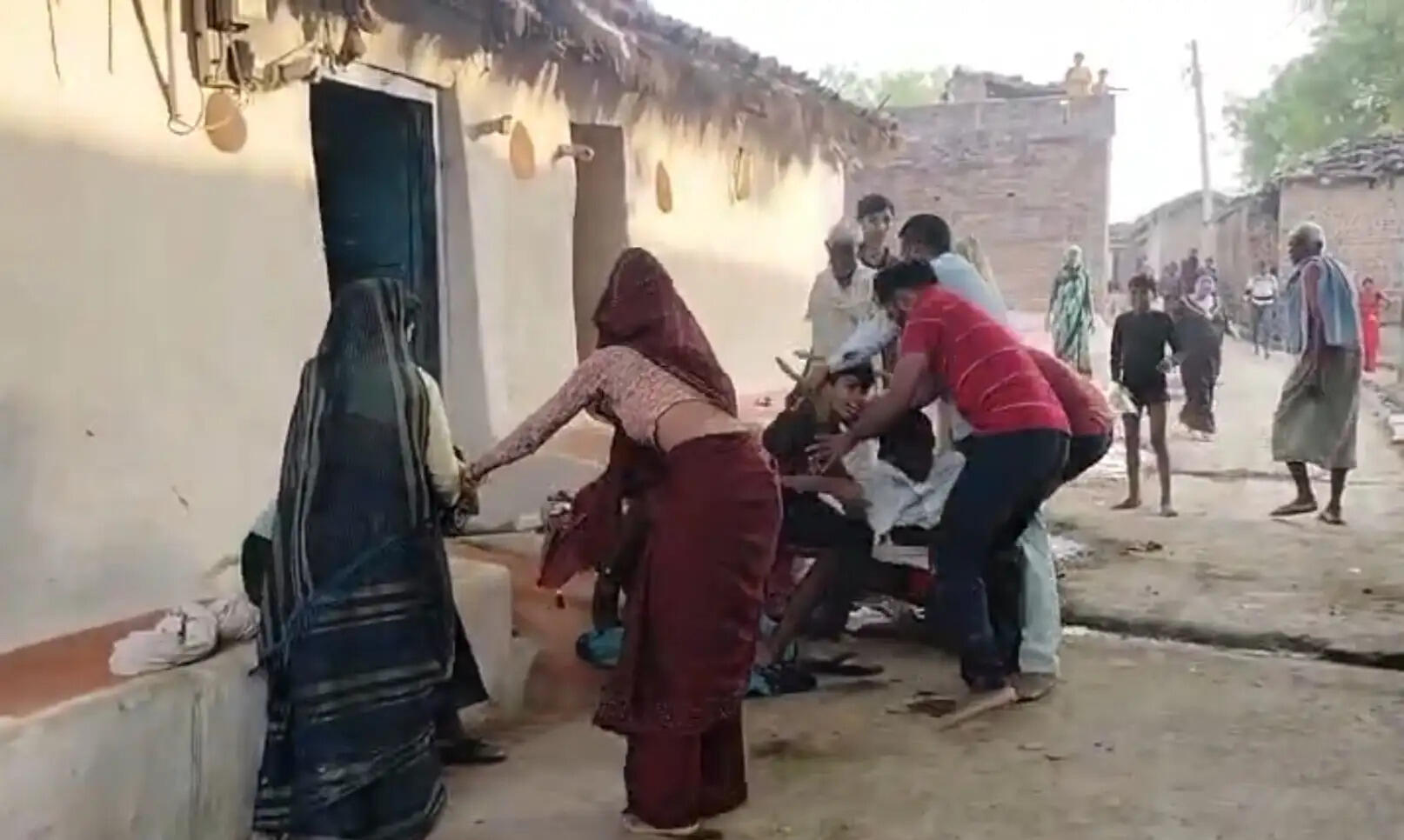 रंजिश में परिवार पर हमला, घर में घुसकर लाठी-डंडों से पीटा, कई लोग घायल