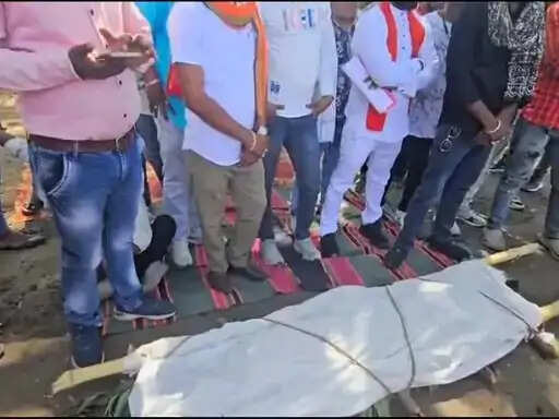 अनूपपुर: भालूमाड़ा-कोतमा मार्ग के निर्माण की मांग जर्जर सड़क के लिए अनशन, सड़क पर रखी प्रशासन की सांकेतिक अर्थी