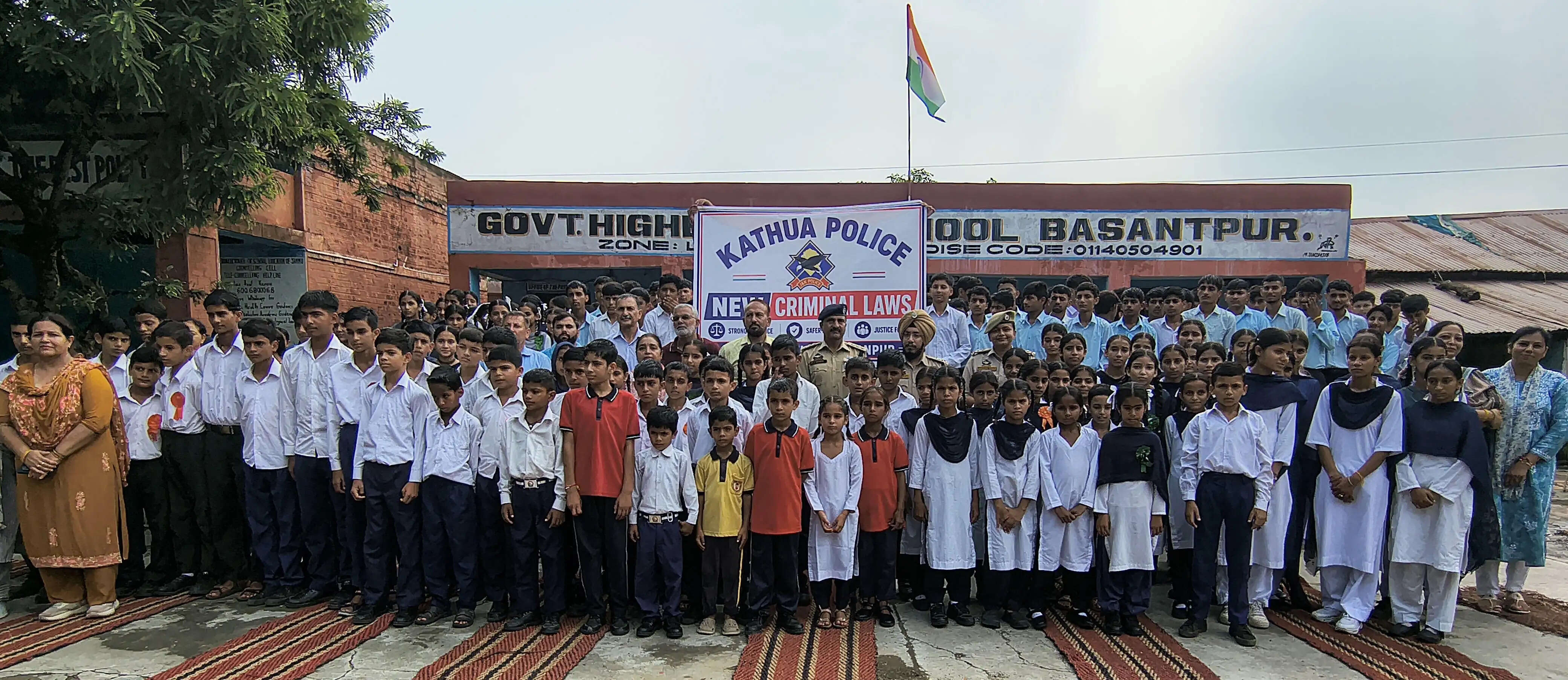 बंसतपुर स्कूल में नए आपराधिक कानूनों को लेकर जागरूकता अभियान