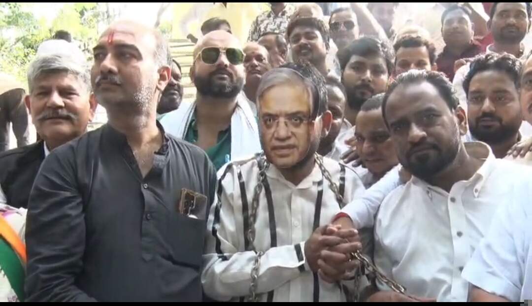 चुनाव आयोग के खिलाफ सपा का प्रदर्शन, संयुक्त रुप से कई दलाें ने निकाला पैदल मार्च