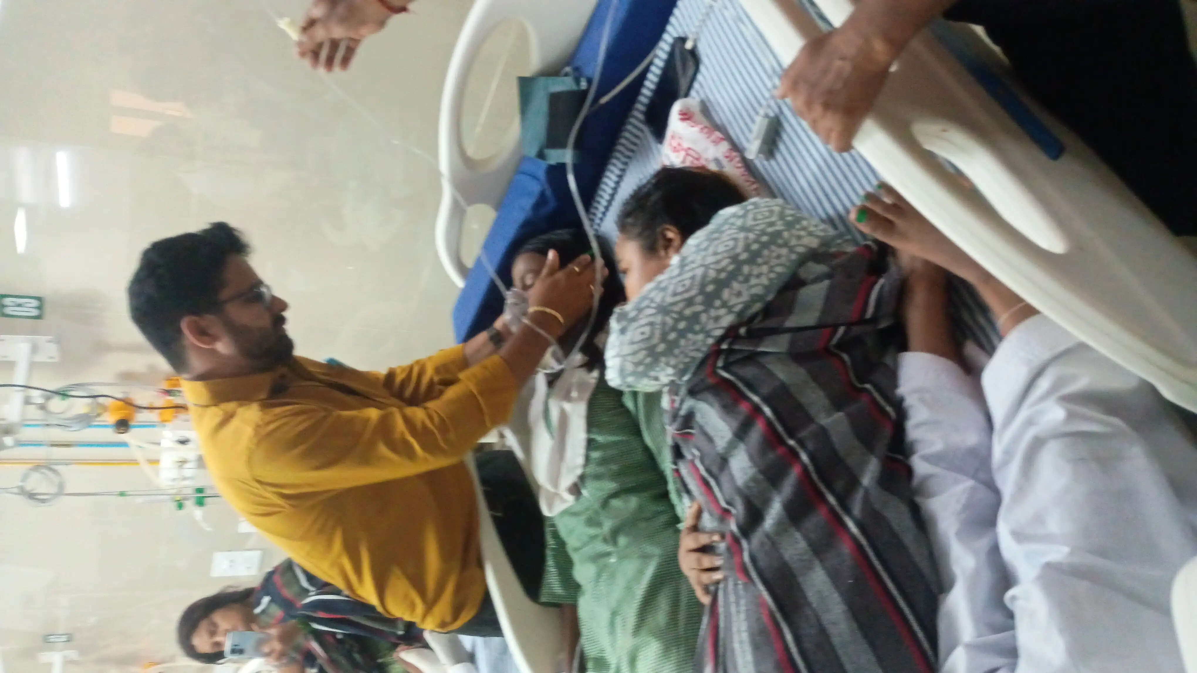 देवरिया में तिरंगा यात्रा में शामिल छात्राओं की तबीयत बिगड़ी, मेडिकल काॅलेज में भर्ती