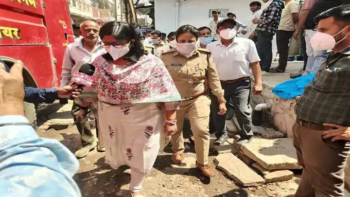 ग्वालियरः खुर्जेवाला मोहल्ला में आग लगने की सूचना पर मौके पर पहुंचीं कलेक्टर, दिए जांच के निर्देश