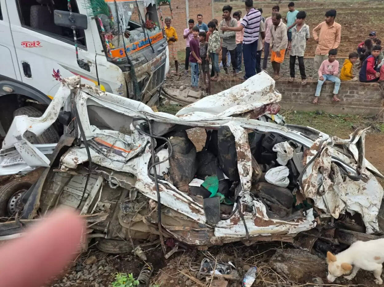 झाबुआ: ट्राले की चपेट में आने से हुई भीषण दुर्घटना में नौ लोगों की मौके पर ही मौत, दो घायल