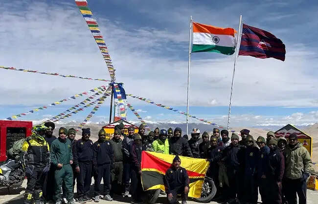 स्काई राइडर्स टीम ने पूरी की लद्दाख की चुनौतीपूर्ण बाइक यात्रा
