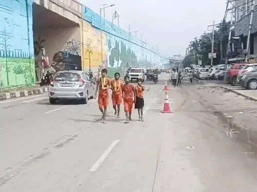 फरीदाबाद : स्कूल फीस भरने की कामना लेकर चार भाई-बहन कांवड यात्रा पर निकले