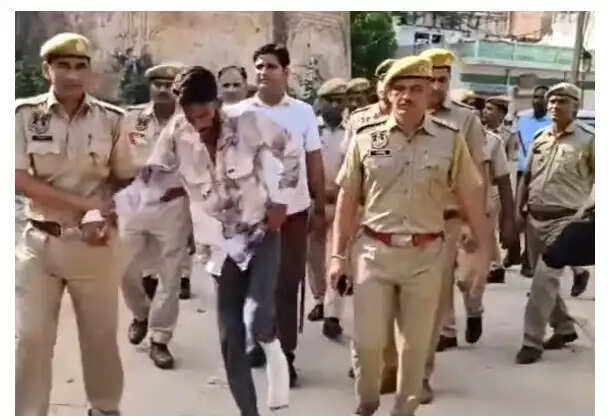 आमेर में चाकूबाजी मामला:पुलिस ने आरोपी को लंगड़ाते कदमों से बाजार में कराई पैदल परेड