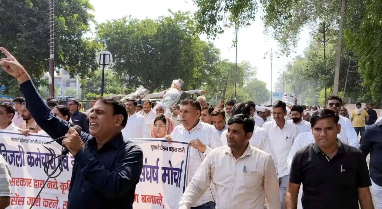 हिसार : बिजली वितरण का समानांतर लाइसेंस देने के फैसले के खिलाफ कर्मचारियों ने फूंकी प्रतियां