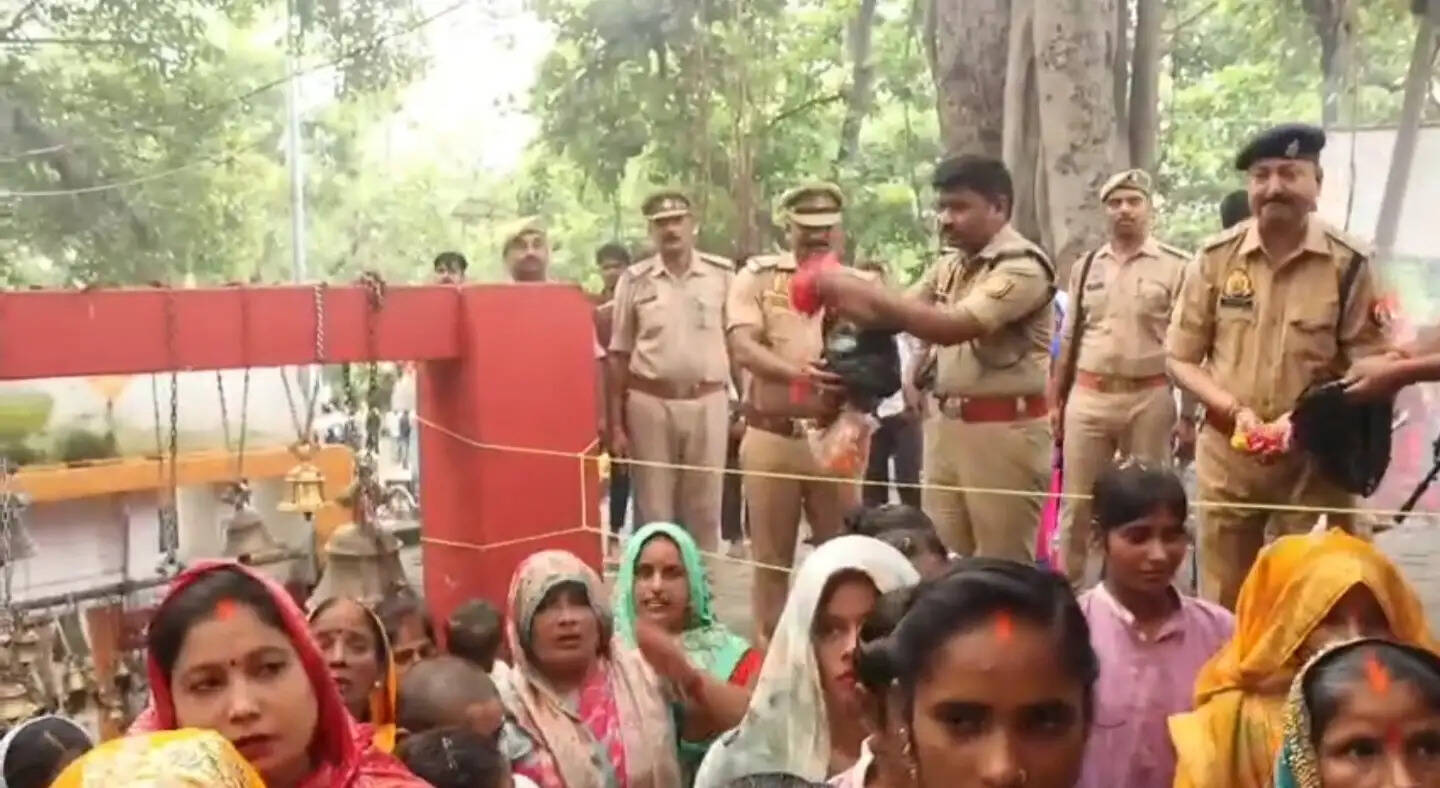 शिव मंदिरों में उमड़ी श्रद्धालुओं की भीड़, एसपी ने की पुष्पवर्षा।