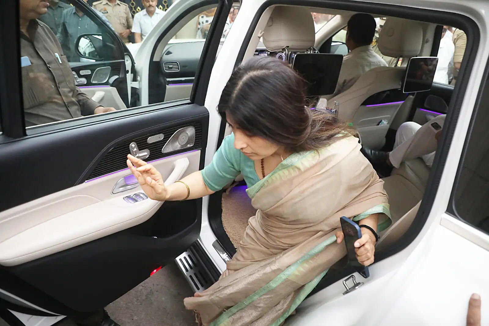 अखिलेश यादव ने छोटे भाई प्रतीक यादव के पार्थिव शरीर को देख हुए भावुक, पुष्प चढ़ाकर किए श्रद्धासुमन अर्पित