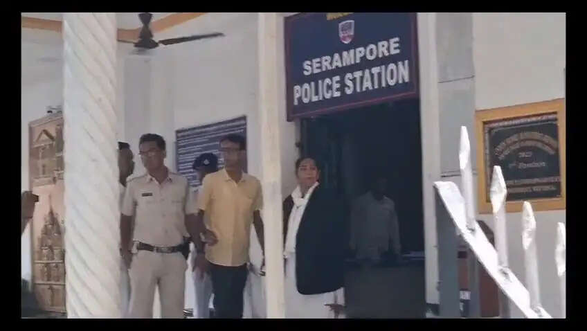 पुलिस से दुर्व्यवहार के आरोप में श्रीरामपुर थाने में पेश हुईं पूर्व सांसद अपुरूपा पोद्दार