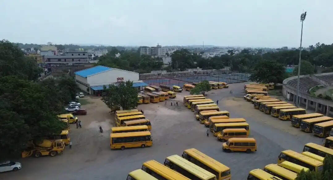 105 बस चालकों-परिचालकों का स्वास्थ्य एवं नेत्र परीक्षण, सड़क सुरक्षा के प्रति किया गया जागरूक