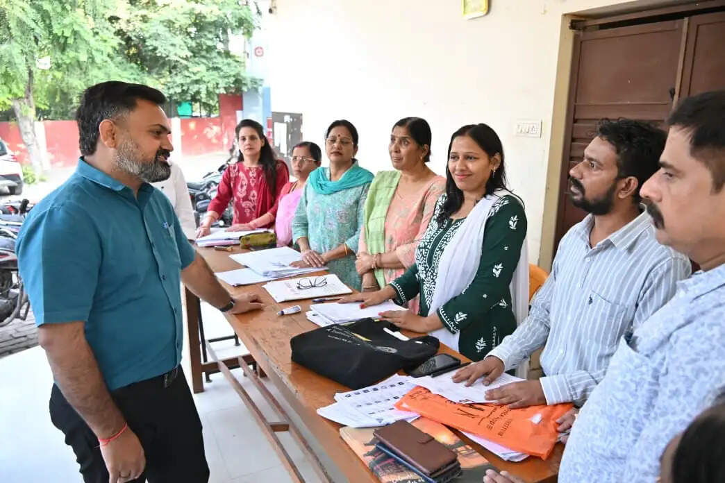 पात्र मतदाताओं का नाम सूची में जोड़ें, आवेदनों का समय से करें निस्तारण : महेंद्र सिंह तंवर
