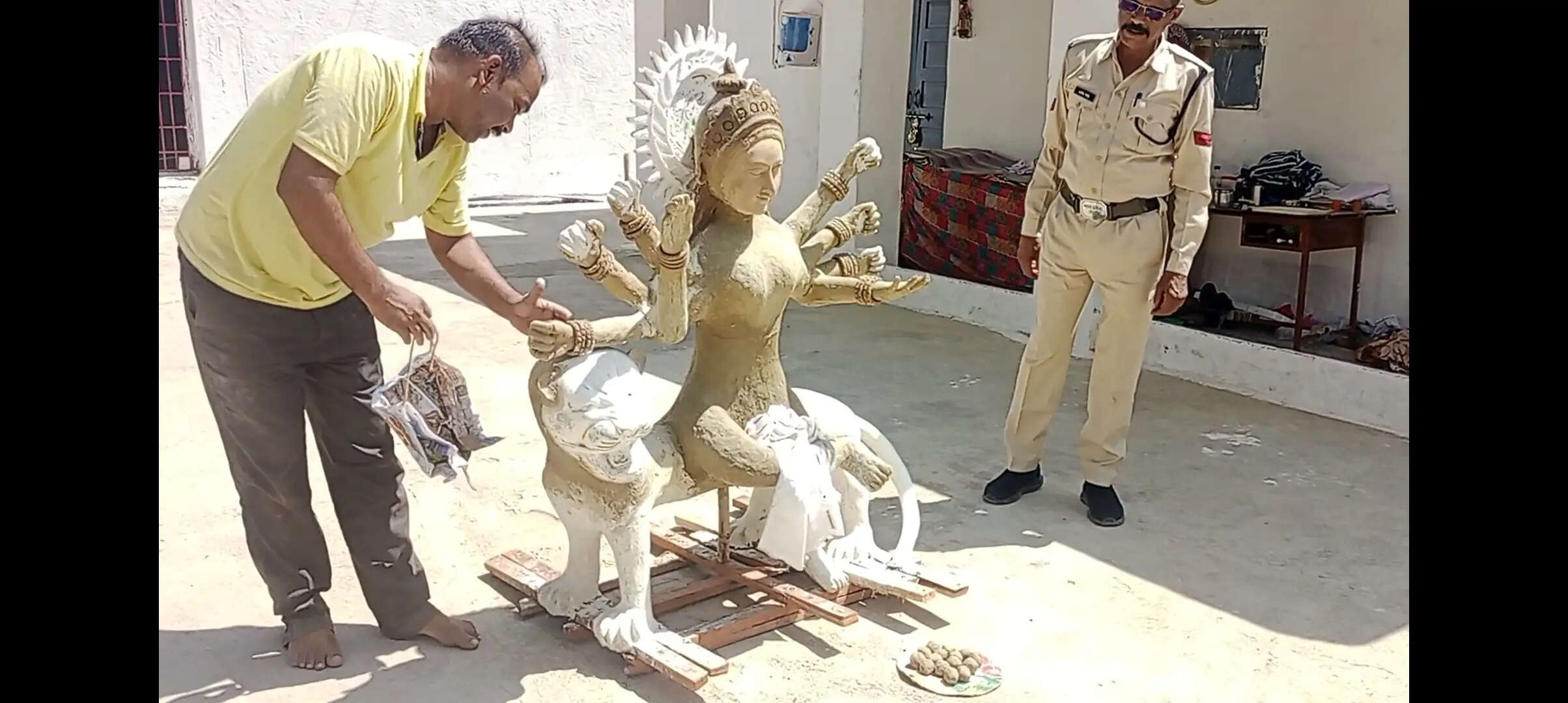अशोकनगर: सलाखों के पीछे आस्था का उजाला, जेल में बंदियों ने गढ़ी मां की प्रतिमा, अनूठे उत्सव की धूम