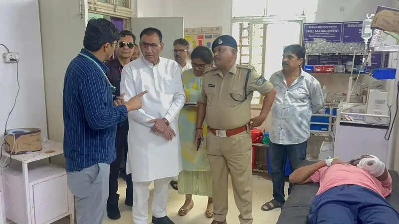 मप्र : बेंगलुरु पुलिस की गाड़ी और यूपी की बस में आमने-सामने टक्कर, 4 की मौत और 12 घायल