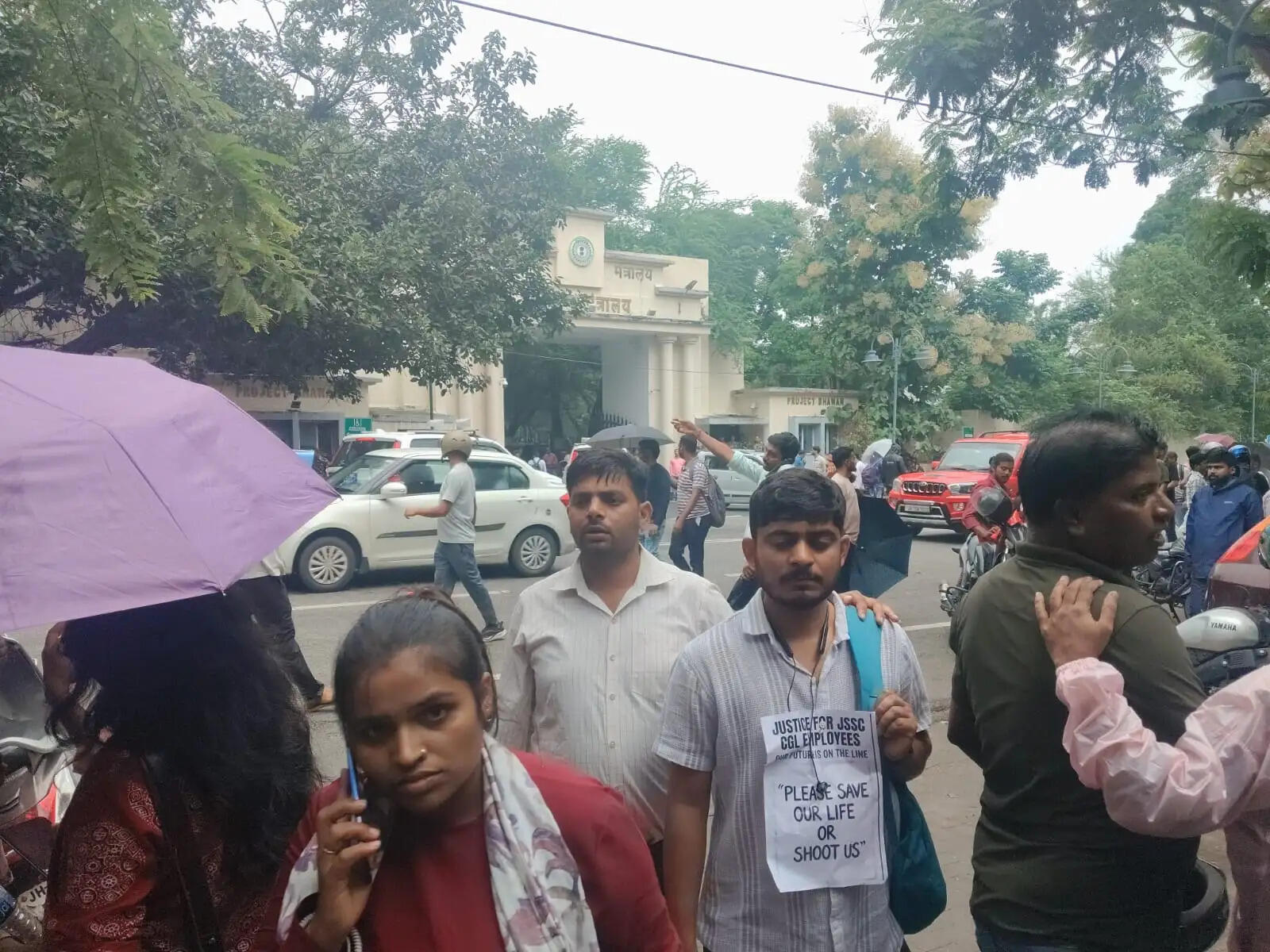 नौकरी रद्द होनेवाले युवाओं ने फिर से प्रोजेक्ट भवन के समक्ष किया धरना-प्रदर्शन