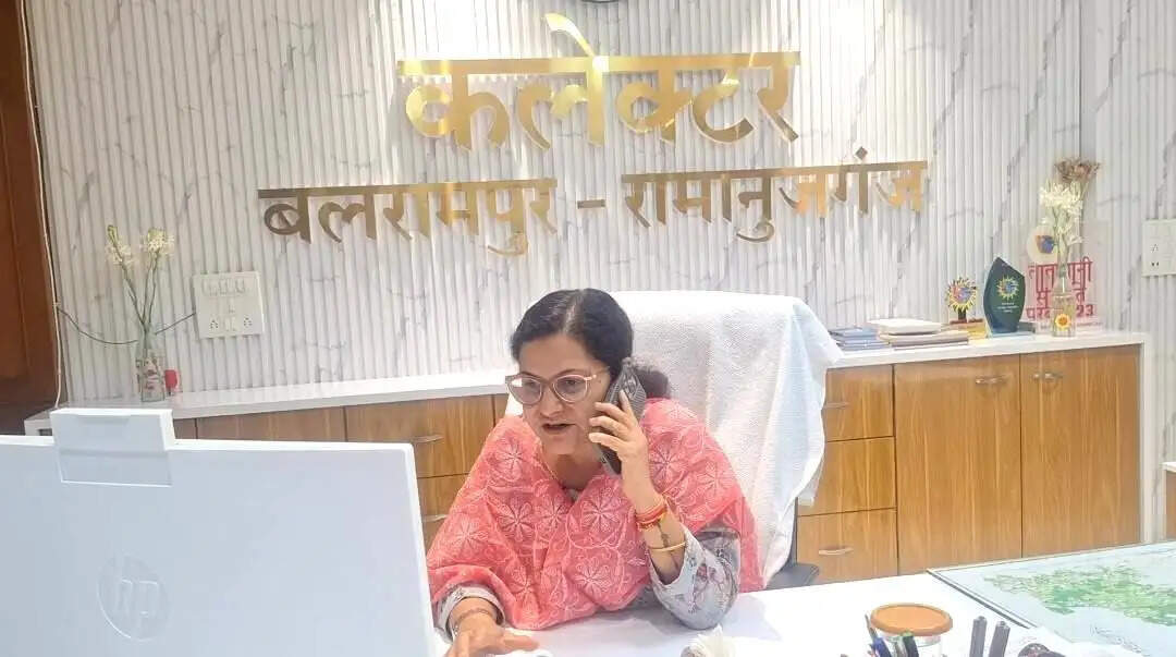 बलरामपुर : सीएम हेल्पलाइन शिकायतों की कलेक्टर ने की समीक्षा, खाद्यान्न वितरण मामले में की सीधी बातचीत