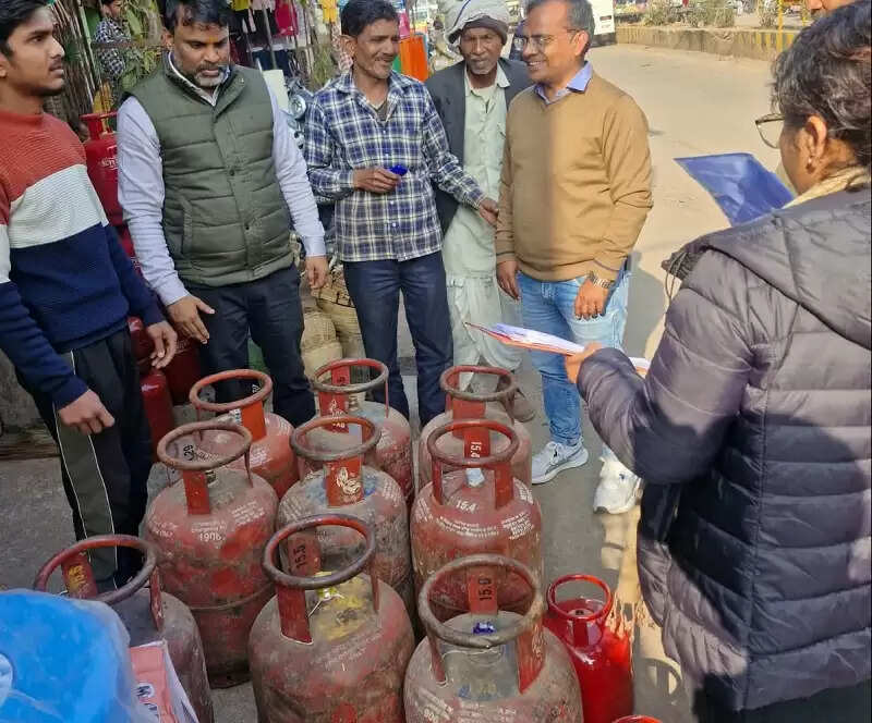 ग्वालियरः अवैध रिफिलिंग करते 11 घरेलू गैस सिलेण्डर जब्त