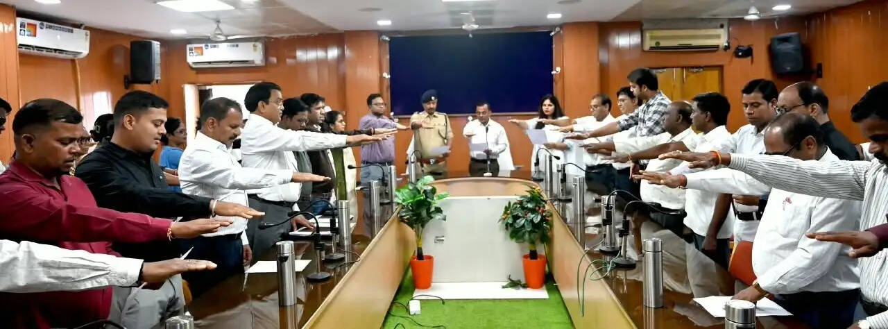 सतर्कता जागरूकता सप्ताह: कलेक्टर जन्मेजय महोबे ने अधिकारी-कर्मचारियों को दिलाई सत्यनिष्ठा की शपथ