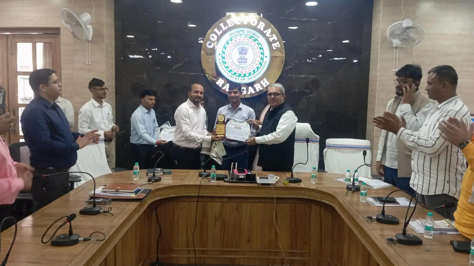 राष्ट्रीय शिक्षक पुरस्कार के लिए चयनित दो शिक्षकों समेत 11 कर्मी का आयुक्त और उपायुक्त ने बढ़ाया हौसला
