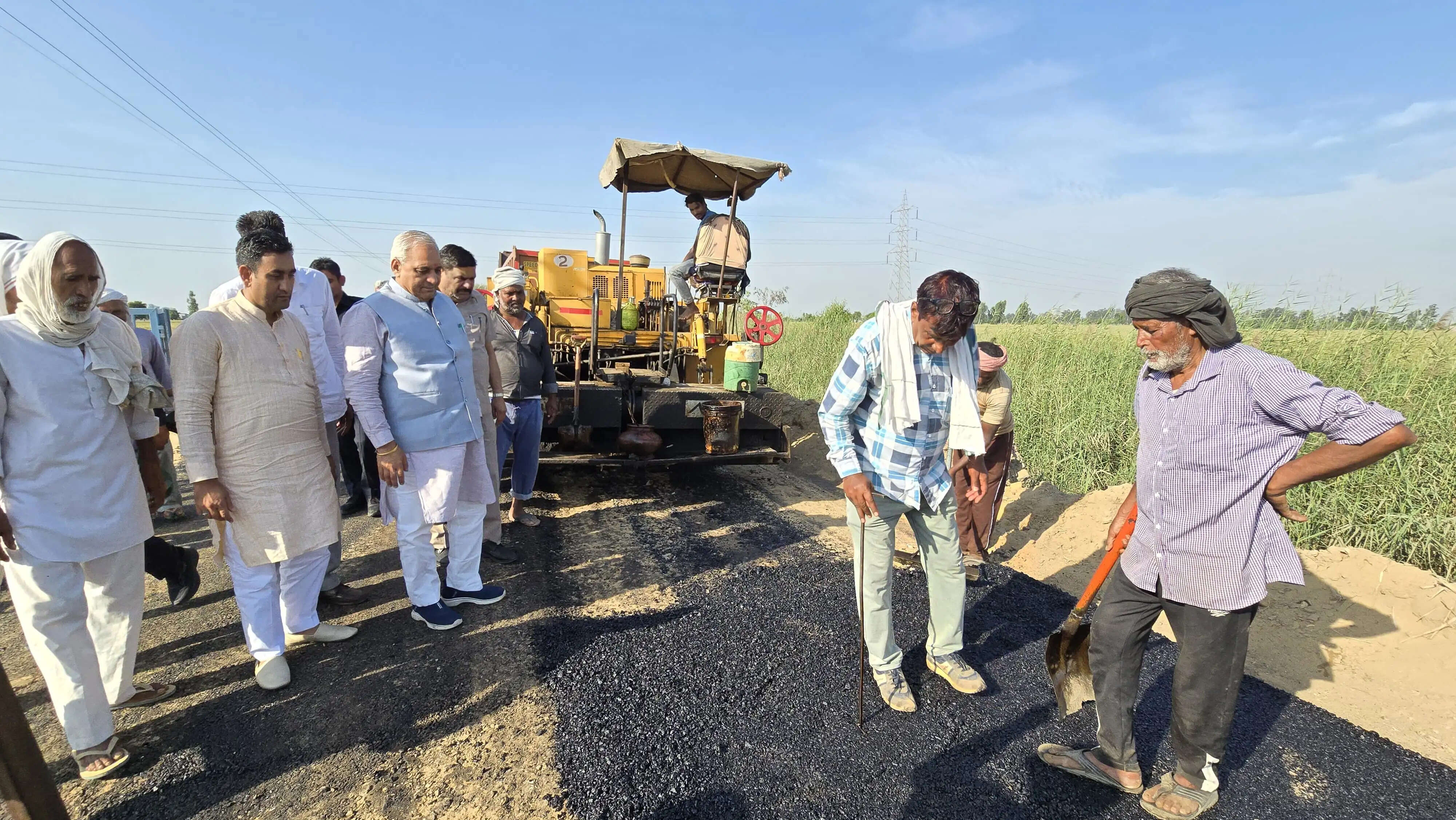 हिसार : लोक निर्माण मंत्री रणबीर गंगवा ने सड़क निर्माण कार्य का किया औचक निरीक्षण