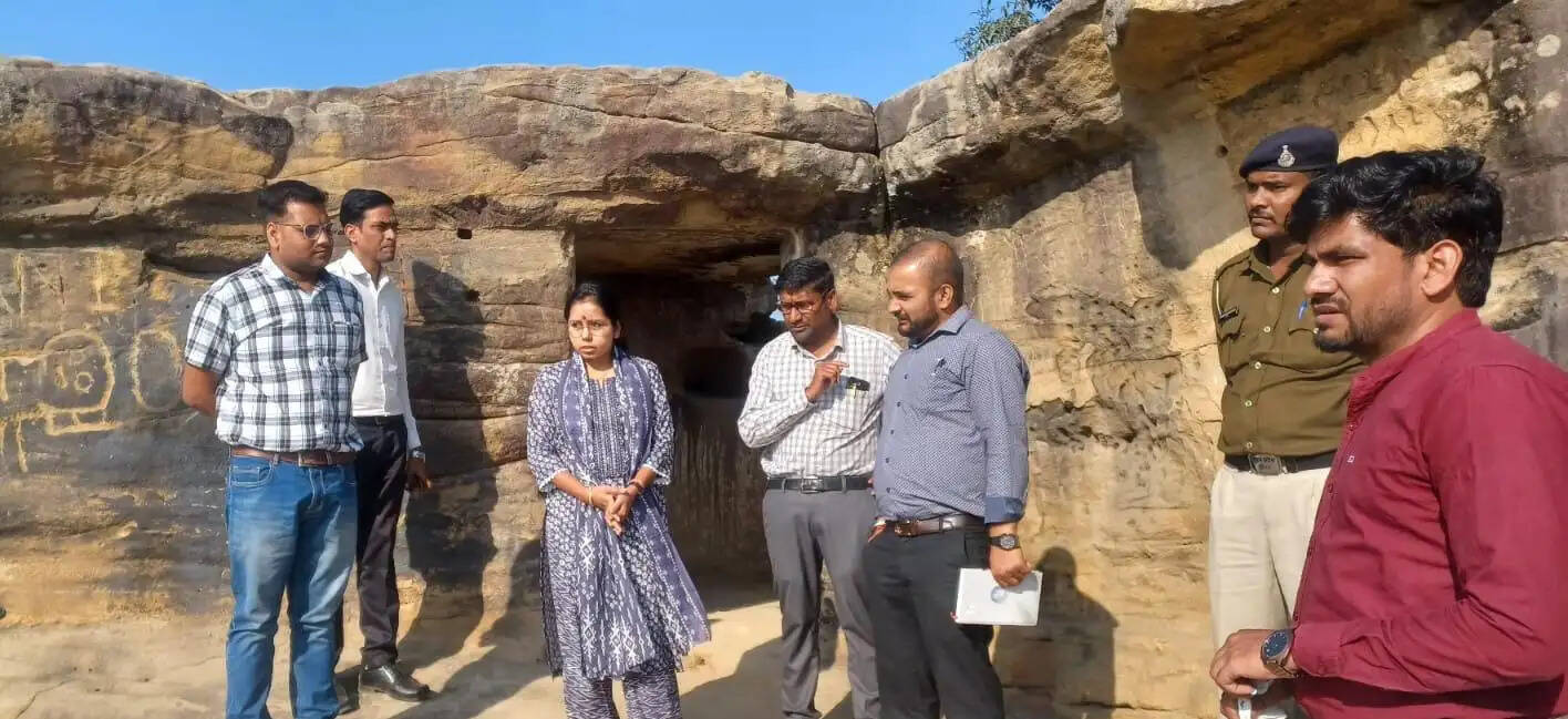 अनूपपुर: जिला पंचायत सीईओ ने लिया विभिन्न स्वास्थ्य केन्द्रों का जायजा