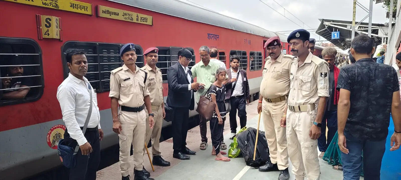 मुजफ्फरपुर रेल पुलिस का विशेष अभियान, 31 ट्रेनों में सघन जांच,312 बेटिकट यात्रियों से वसूले गए 1.93 लाख रुपये