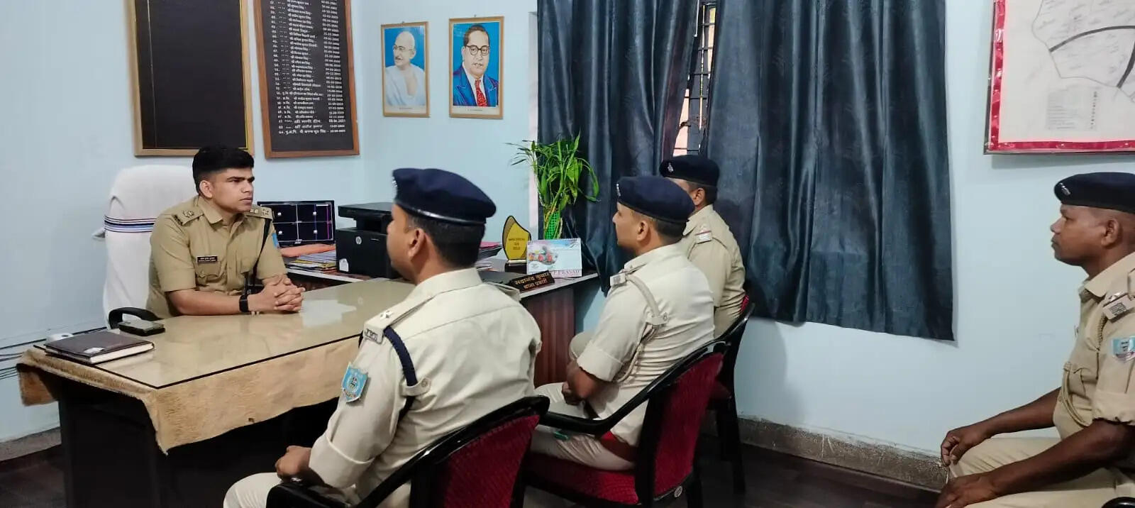 मांडू थाना पहुंचे एसपी, थाना प्रभारी को दिया निर्देश