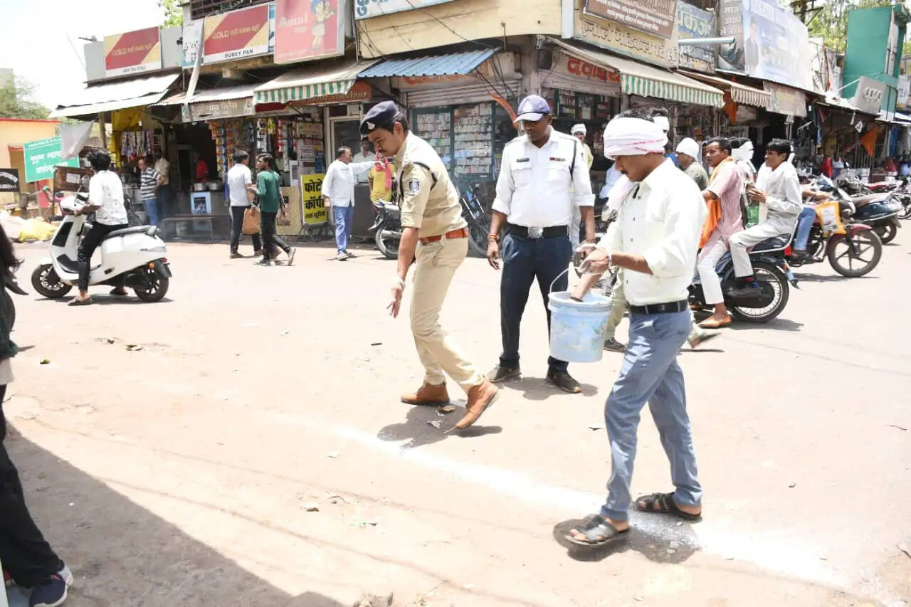 अशोकनगर : यातायात पुलिस का विशेष अभियान, सड़कों पर मार्किंग और ट्रैक्टरों पर लगाए रेडियम