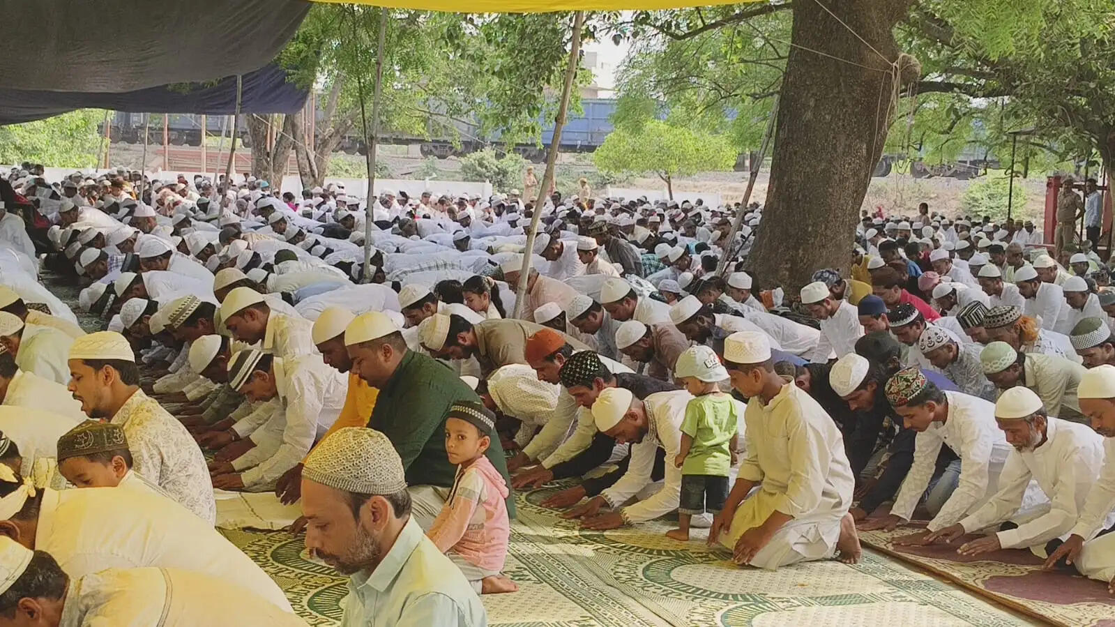 वाराणसी: ईद —उल अजहा पर कड़ी सुरक्षा के बीच मस्जिदों में विशेष नमाज अदा,खुदा की राह में पशुओं की कुर्बानी