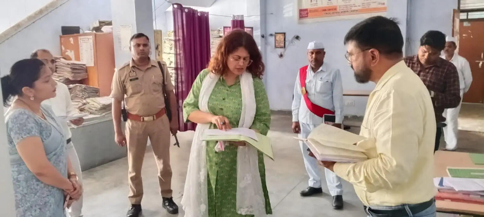 जिलाधिकारी ने डूडा कार्यालय का किया निरीक्षण, आईजीआरएस के 10 शिकायतकर्ताओं से रोज लिया जा रहा फीडबैक