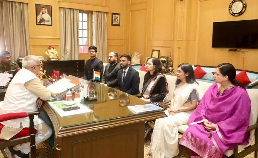 राज्यपाल पटेल से प्रशिक्षु आईएएफएस अधिकारियों ने की शिष्टाचार भेंट