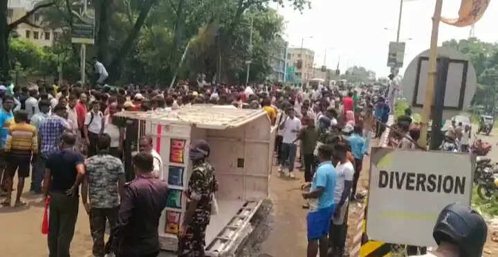 कुमारपुर ब्रिज पर भीषण सड़क हादसा में डिलीवरी बॉय की मौत, मुआवजे की मांग को लेकर जीटी रोड जाम