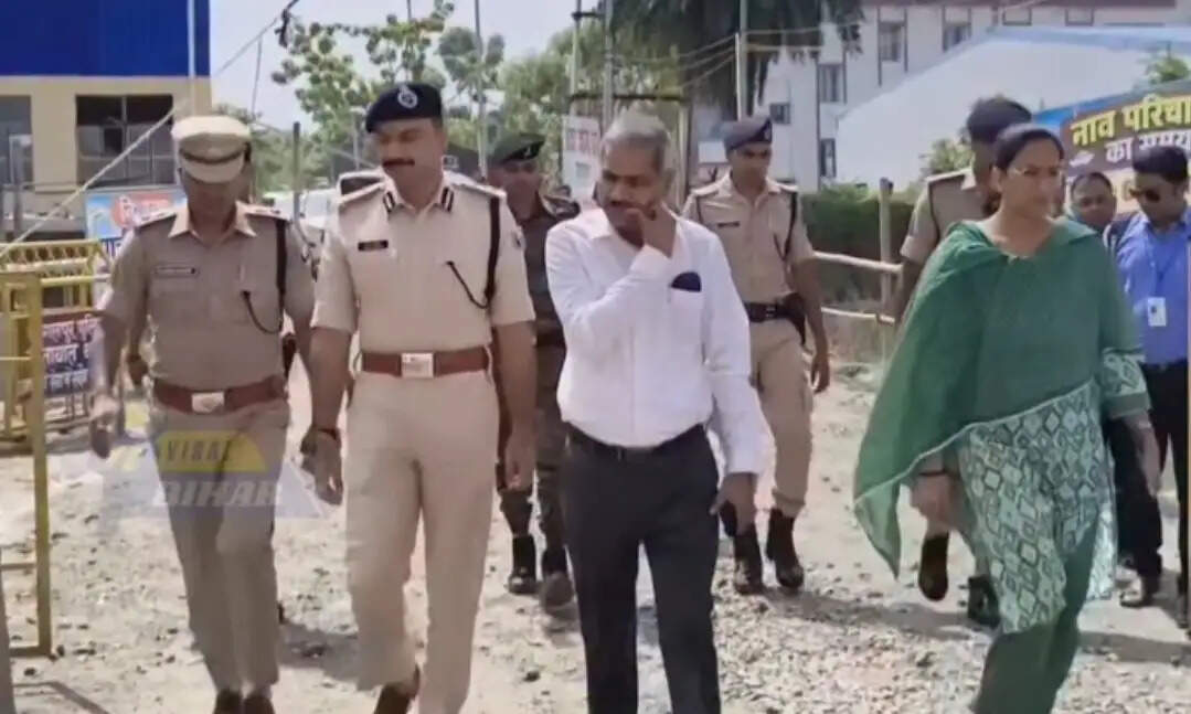 विक्रमशिला सेतु बंद होने से गंगा में जहाजों के सफर में बढ़ी परेशानी, कमिश्नर, आईजी और डीएम ने लिया जायजा