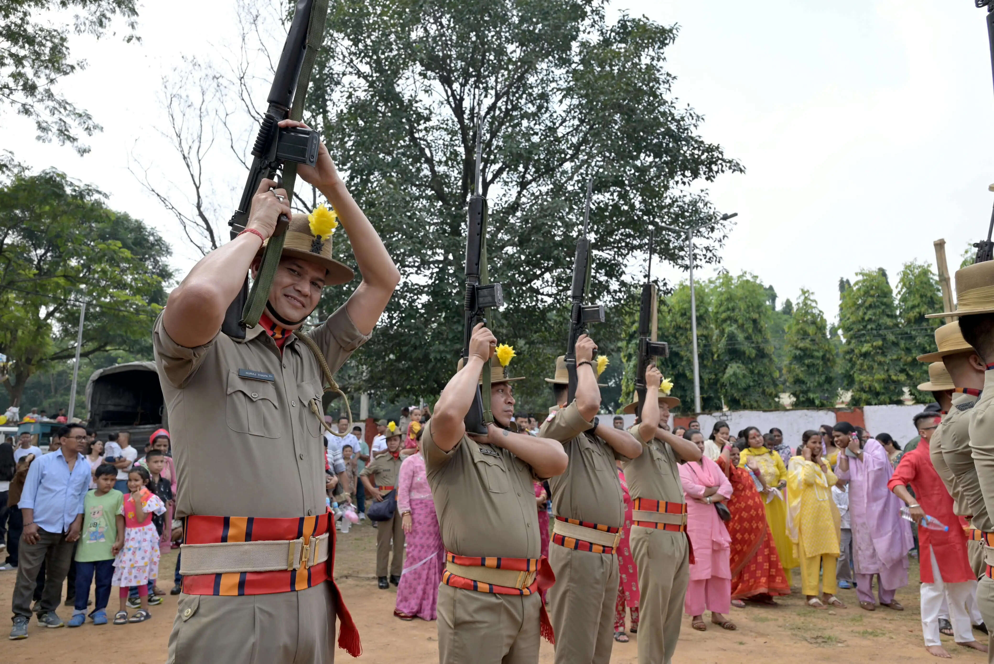 गोरखा जवानों ने धूमधाम से निकाली फूलपाती शोभायात्रा, फायरिंग कर दी मां दुर्गा को सलामी