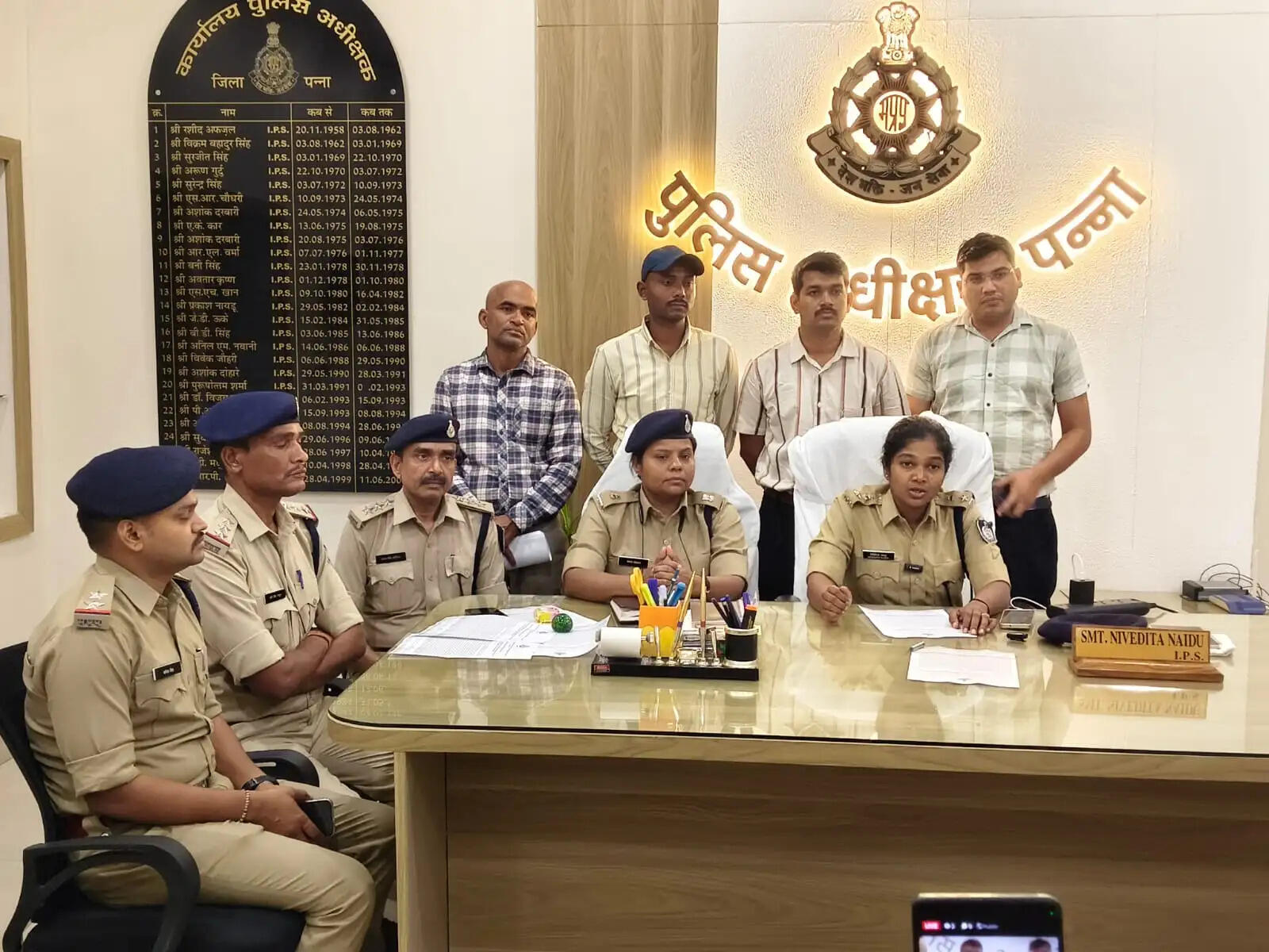 मां-बेटे के दोहरे हत्याकांड का खुलासा, आरोपी गिरफ्तार, जानकारी देते समय भावुक हुईं एसपी