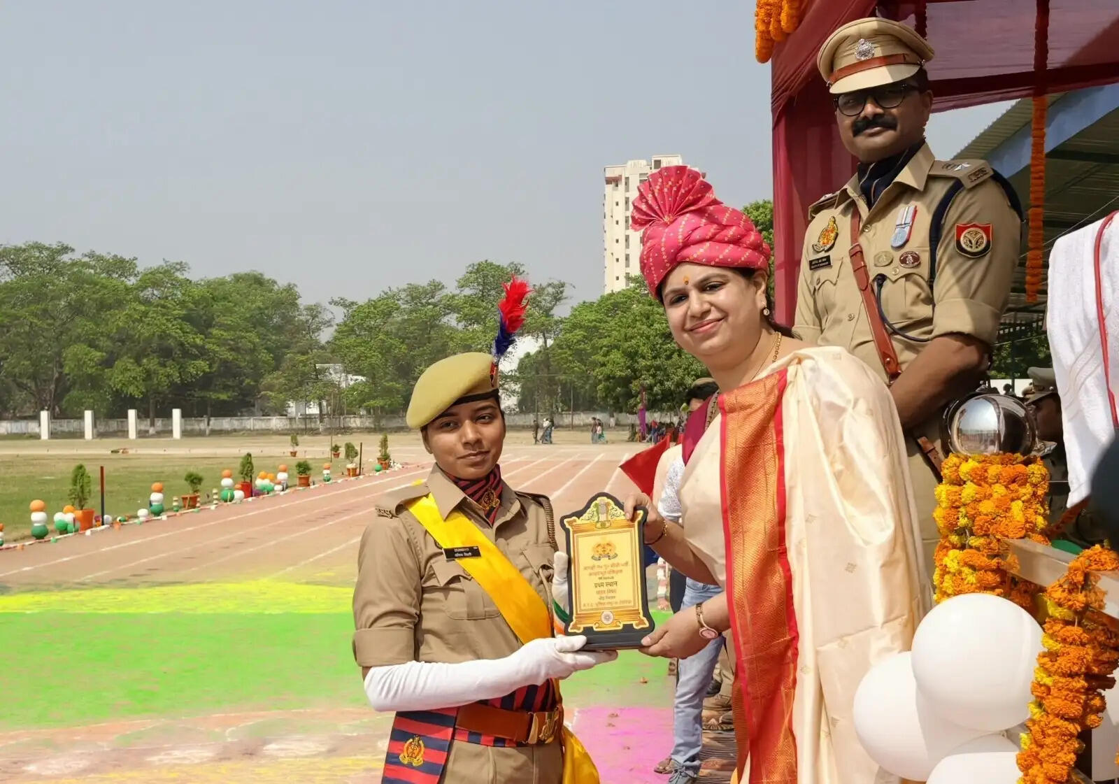 देवरिया पुलिस लाइन में 17 प्लाटूनों की पासिंग आउट परेड, 485 महिला रिक्रूट्स ने दिखाया कौशल