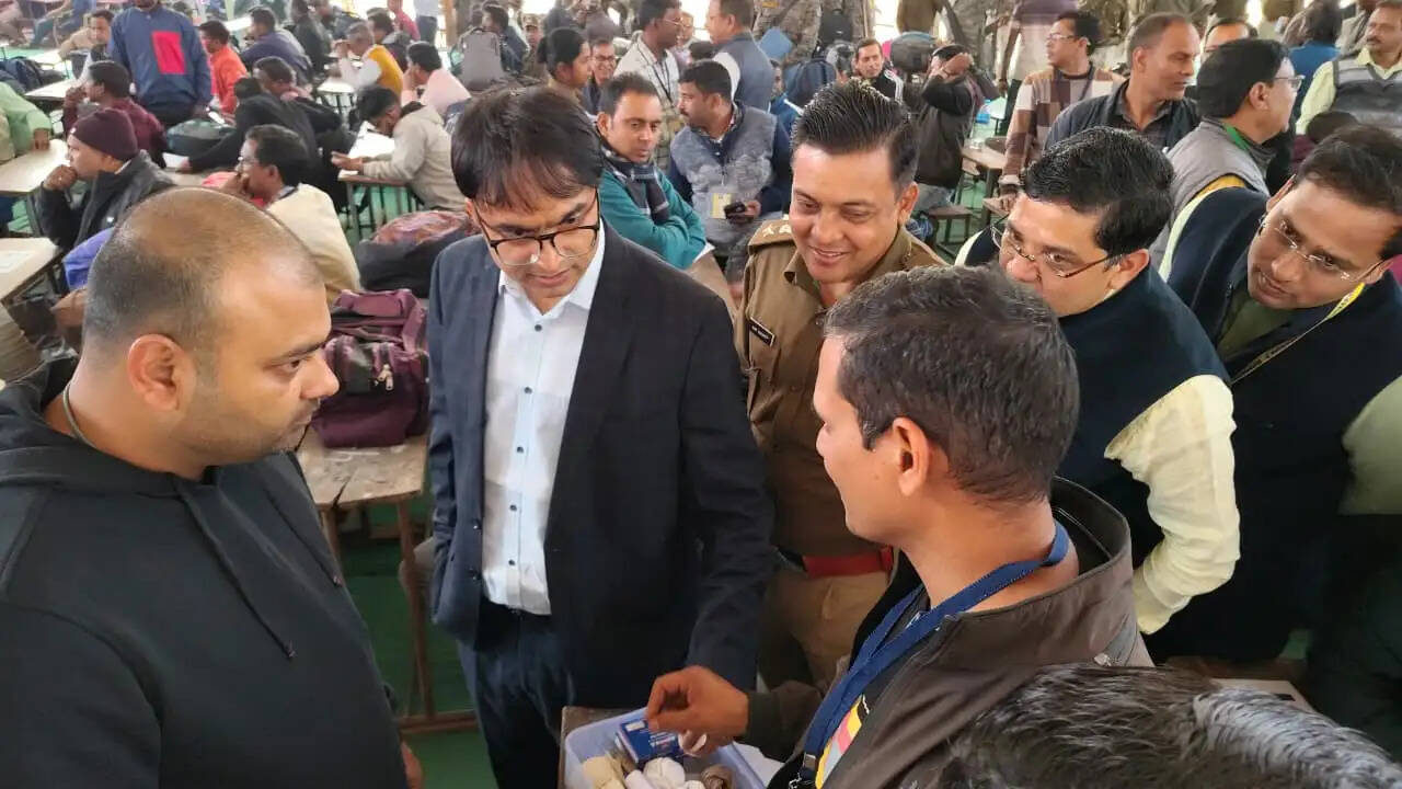 रामगढ़ में 98 मतदान केंद्रों के लिए पोलिंग पार्टियां रवाना, प्रशासन ने दिए निष्पक्ष मतदान के निर्देश