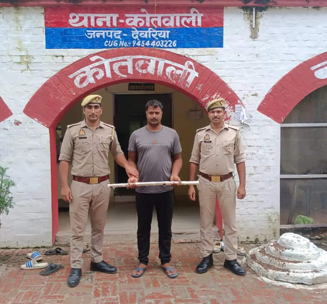 हत्या के मामले में वांछित अभियुक्त गिरफ्तार, लाठी बरामद