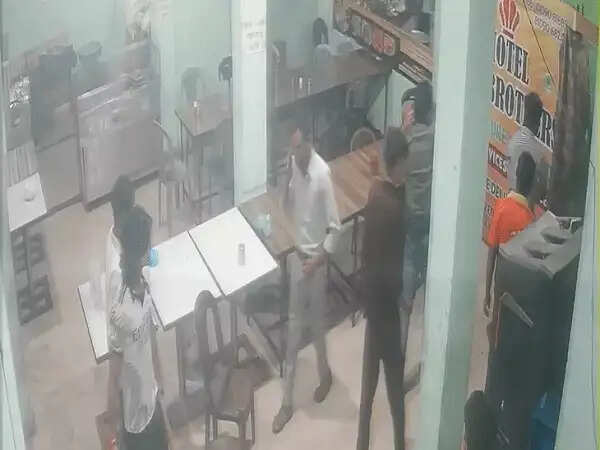 भोपाल के होटल में तलवार-चाकू लेकर घुसे बदमाश, शेफ व कर्मचारियों से मारपीट, सीसीटीवी में कैद हुई वारदात
