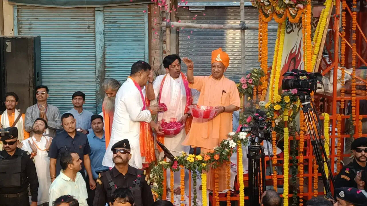 भक्त प्रह्लाद की पूजा-अर्चना कर मुख्यमंत्री योगी आदित्यनाथ ने रवाना की भव्य शोभायात्रा