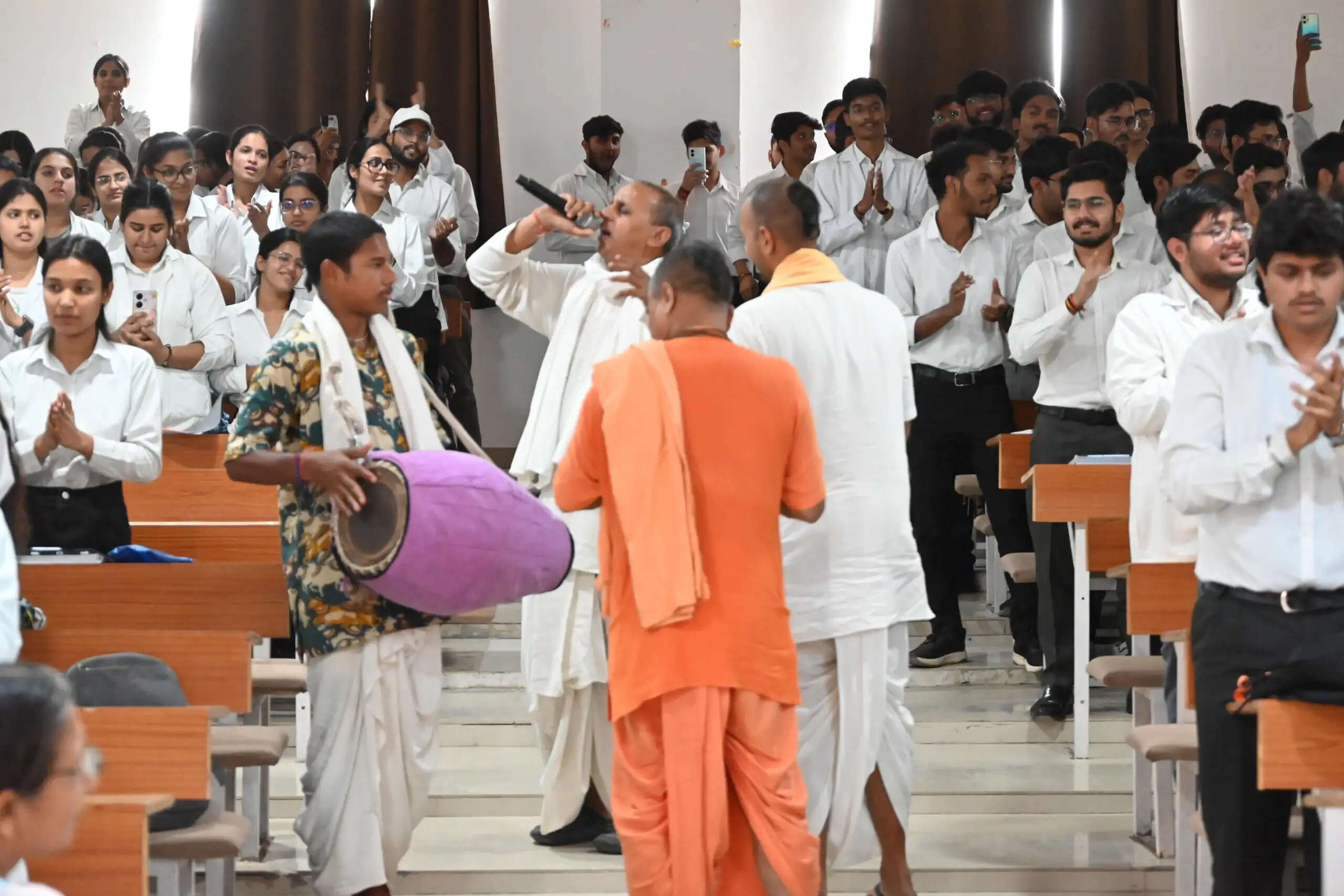 इस्कॉन के साथ छात्रों ने किया हरे कृष्ण महामंत्र का संकीर्तन, इंडियन नॉलेज सिस्टम पर हुआ सेमीनार