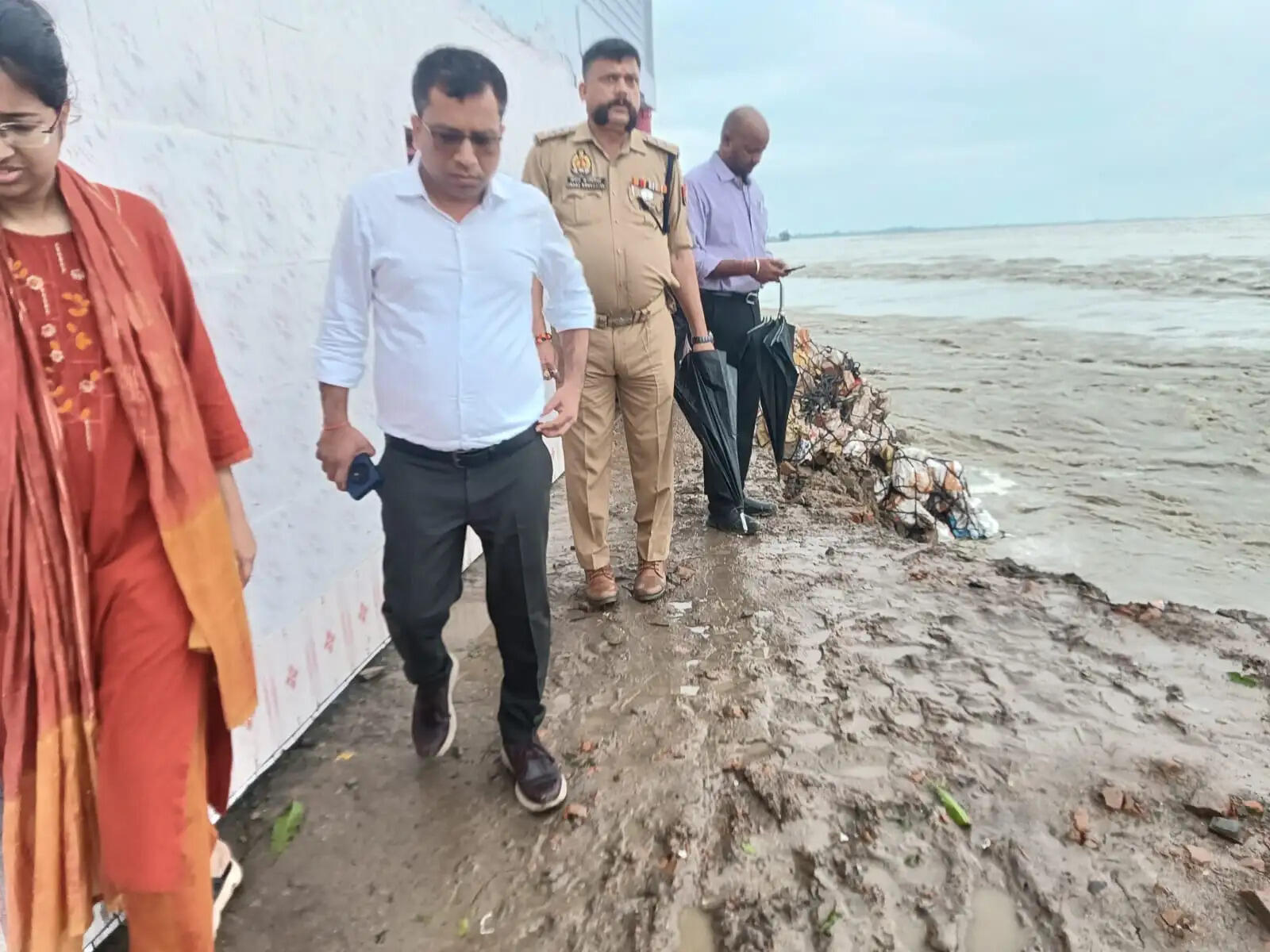 बाराबंकी में सरयू नदी के बढ़े जलस्तर से कटान का खतरा, हेतमापुर पहुंचे एडीएम