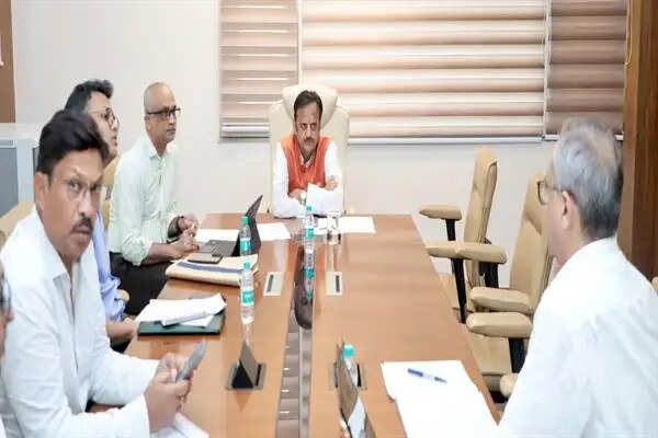 सरकारी अस्पतालों में गुणवत्तापूर्ण दवाओं की समय पर उपलब्धता सुनिश्चित करें: उप मुख्यमंत्री शुक्ल