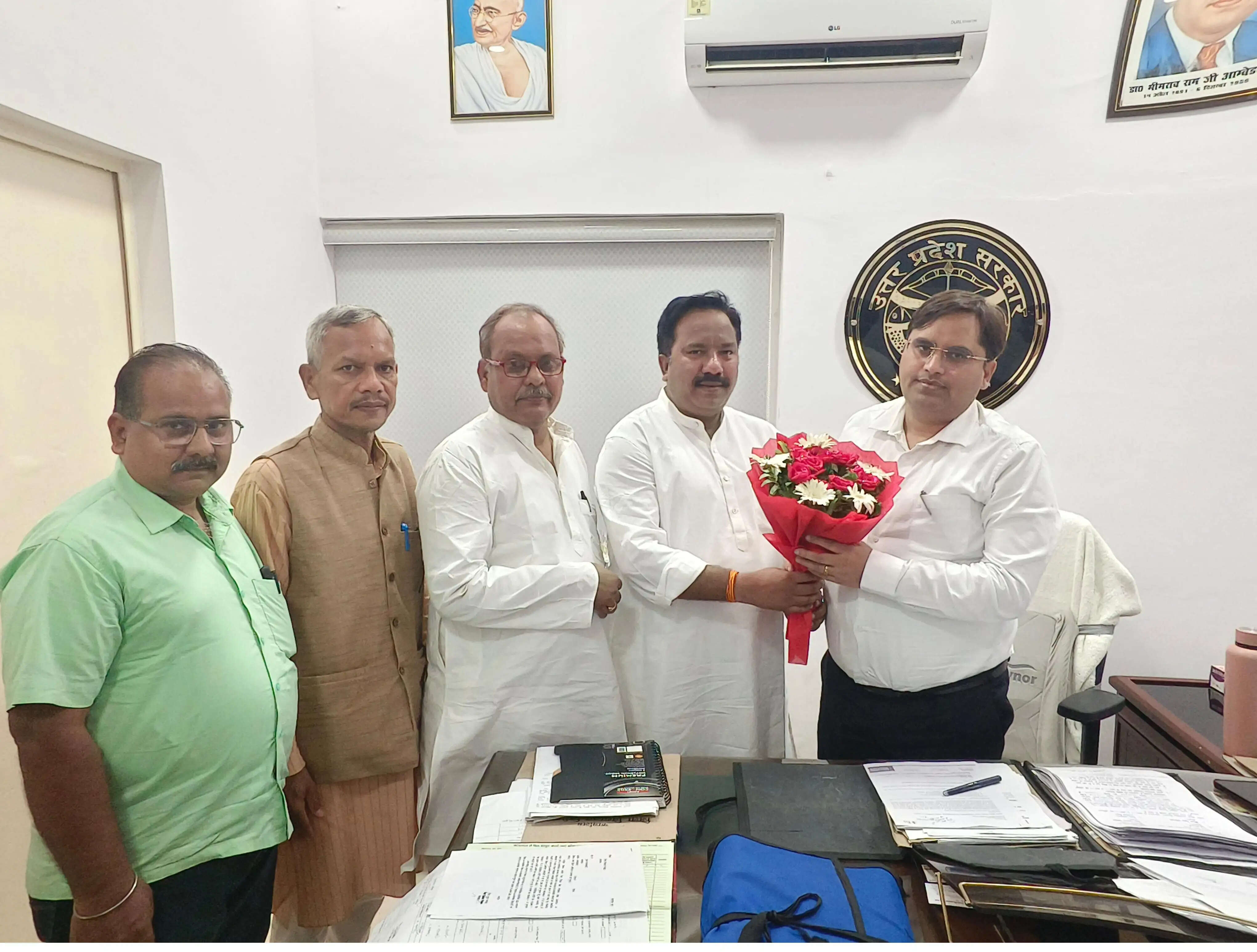 नवागत डीआईओएस से शिक्षक प्रकोष्ठ के प्रदेश अध्यक्ष महेंद्र सिंह की शिष्टाचार भेंट, समस्याओं को लेकर की चर्चा