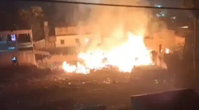 आग लगने से कई घर जले