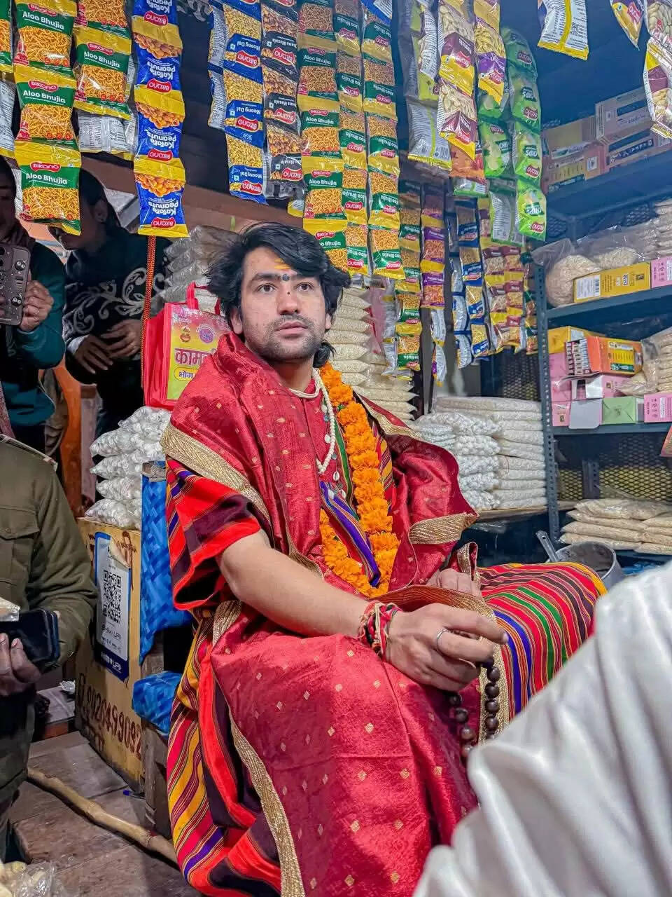 तपोभूमि चित्रकूट पहुंचे बागेश्वर धाम के पीठाधीश्वर धीरेन्द्र कृष्ण शास्त्री ने किया कामदगिरि पर्वत की परिक्रमा