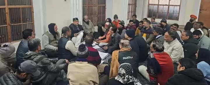 दरी पर बैठ कर विधायक ने कटे हुए नाम को जुड़वाने पर बनाई कार्ययोजना