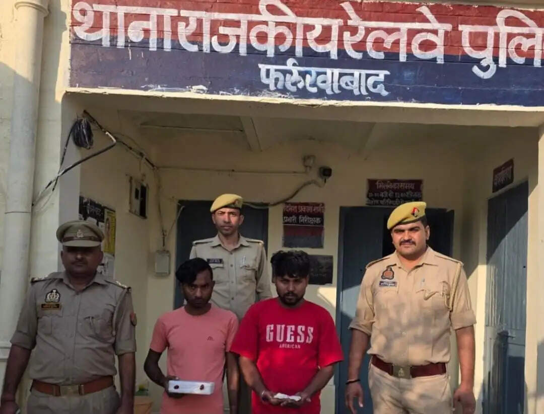 ट्रेन में चोरी के मामले में दो आरोपित गिरफ्तार, मोबाइल व नकदी बरामद